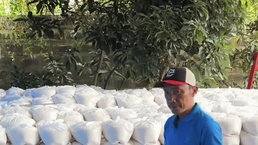 Dewi Perssik Balas Nyinyiran soal THR Rp 15 Ribu dengan Gunungan Beras