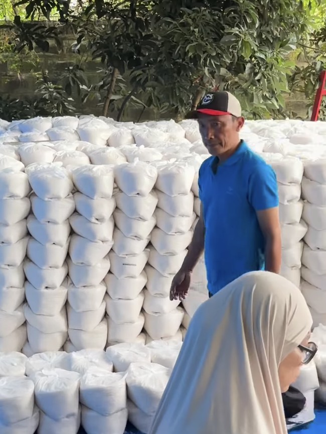 Dewi Perssik Balas Nyinyiran soal THR Rp 15 Ribu dengan Gunungan Beras