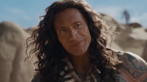 The Rock yang identik dengan kepala plontos, kini tampil dengan rambut ikal gondrong seperti karakter Maui di animasi Moana. (Foto: dok. Disney)