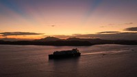 Akibatnya, Terusan Panama menjadi pilihan utama, terutama bagi kapal-kapal yang mengangkut LNG dari Amerika Serikat menuju pasar Asia. Rute ini dinilai lebih aman dan efisien di tengah ketidakpastian geopolitik yang terus meningkat. REUTERS/Enea Lebrun
