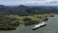 Otoritas setempat mencatat, jumlah kapal yang melintas kini mencapai sekitar 36 hingga 38 kapal per hari, bahkan berpotensi meningkat. Permintaan tinggi dari operator kapal LNG mendorong terusan ini membuka lebih banyak slot khusus bagi kapal energi. REUTERS/Enea Lebrun