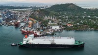 Jalur pelayaran strategis ini bahkan dilaporkan telah beroperasi pada kapasitas maksimal, menampung puluhan kapal setiap harinya. Peningkatan aktivitas ini tidak lepas dari terganggunya jalur distribusi energi global di kawasan Timur Tengah. REUTERS/Enea Lebrun