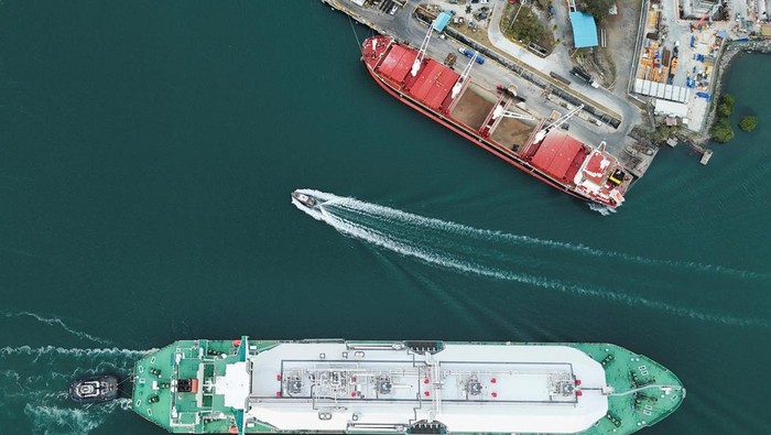 Lonjakan lalu lintas kapal pengangkut gas alam cair (LNG) terjadi di Terusan Panama seiring memanasnya konflik di Iran. Jalur pelayaran strategis ini bahkan dilaporkan telah beroperasi pada kapasitas maksimal, menampung puluhan kapal setiap harinya. REUTERS/Enea Lebrun