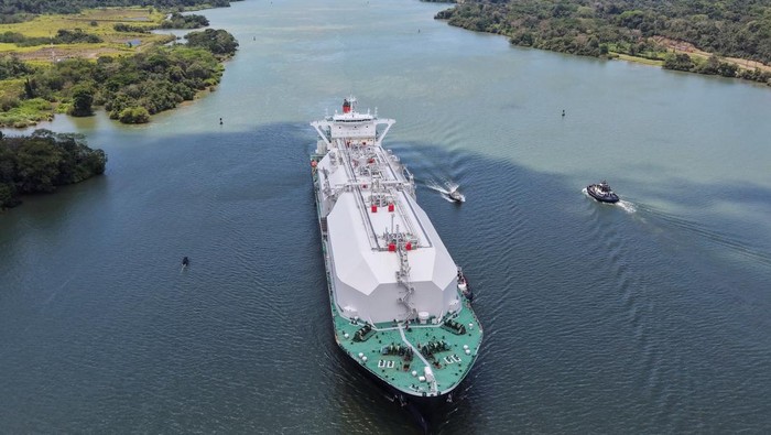 Lonjakan lalu lintas kapal pengangkut gas alam cair (LNG) terjadi di Terusan Panama seiring memanasnya konflik di Iran. Jalur pelayaran strategis ini bahkan dilaporkan telah beroperasi pada kapasitas maksimal, menampung puluhan kapal setiap harinya. REUTERS/Enea Lebrun