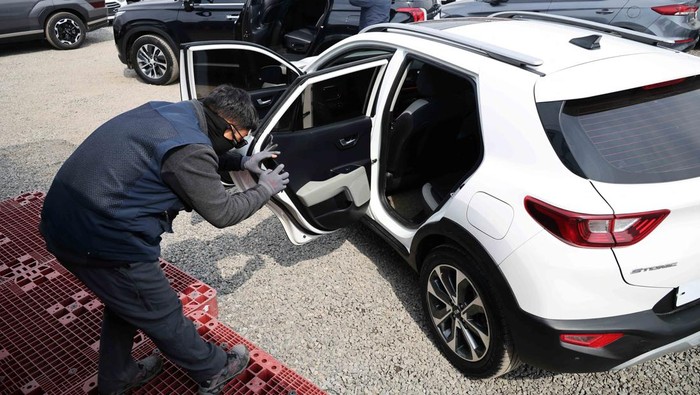 Gangguan pengiriman ke Timur Tengah akibat konflik Iran membuat ekspor mobil bekas Korea Selatan nyaris terhenti, ribuan kendaraan menumpuk di fasilitas penyimpanan. REUTERS/Kim Hong-Ji