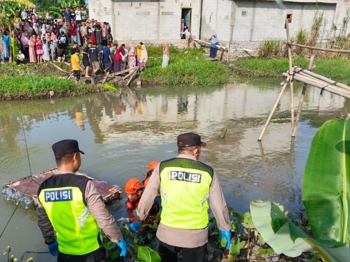 Evakuasi mayat bocah mengapung di Sungai Sragi Lama, Pekalongan, Rabu (25/3/2026).