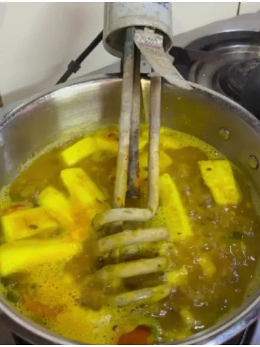 Gas Mulai Langka di India, Pria Ini Masak Kari Pakai Pemanas Air
