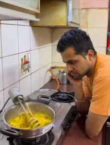 Gas Mulai Langka di India, Pria Ini Masak Kari Pakai Pemanas Air