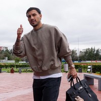 Pemain bola Argentina Leandro Paredes menjadi salah satu atlet paling fashionable, tak hanya lewat outfit luxury dari ujung kepala hingga kaki, tetapi juga karena mengikuti tren Labubu. Ia terlihat membawa Hermès Birkin HAC 40 TOGO warna hitam yang dihiasi Labubu. Foto: Dok. Instagram