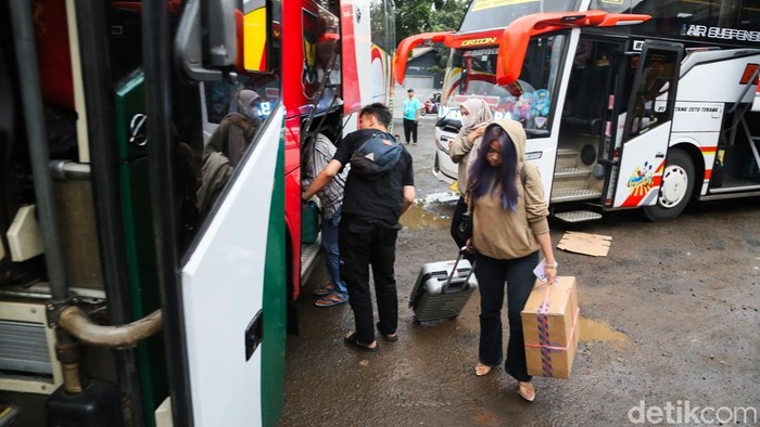 Pemudik tiba di Terminal Bayangan Pondok Pinang, Jakarta, Rabu (25/3/2026).