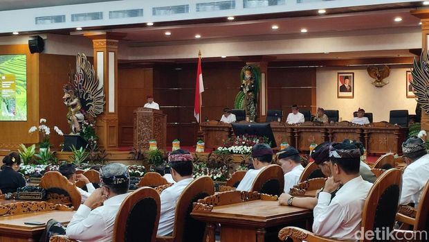 Gubernur Bali Wayan Koster saat menghadiri Rapat Paripurna DPRD Provinsi Bali, Rabu (25/3/2026). (Foto: Ahmad Firizqi Irwan/detikBali) Gubernur Bali Wayan Koster saat menghadiri Rapat Paripurna DPRD Provinsi Bali, Rabu (25/3/2026). (Foto: Ahmad Firizqi Irwan/detikBali)