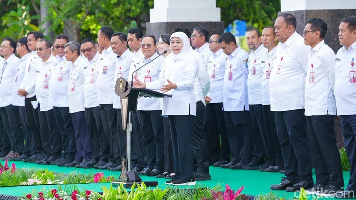Gubernur Khofifah saat memimpin apel dan halal bihalal ASN Jatim