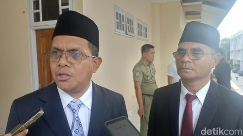 Gubernur NTT, Emanuel Melkiades Laka Lena, didampingi Kadis Disdikbud Ambrosius Kodo, saat memberikan keterangan kepada awak media, Rabu (25/3/2026). (Simon Selly/detikBali)