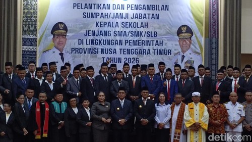 Gubernur NTT, Emanuel Melkiades Laka Lena pose bersama Kepala Sekolah SMA, SMK dan SLB yang baru dilantik di Aula El Tari Kupang, Rabu (25/3/2026). Simon Selly/detikBali