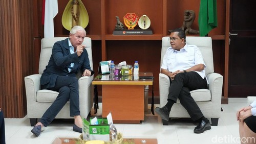 Gubernur NTT, Emanuel Melkiades Laka Lena, saat menerima kunjungan kerja dari CEO sekaligus Co-founder Nihi Sumba, James McBride, Rabu (25/3/2026).