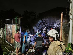 Gudang Rongsok di Permukiman Tambakaji Semarang Terbakar