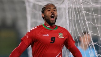 Mesin Gol Saint Kitts & Nevis, Striker di Divisi Kelima Inggris