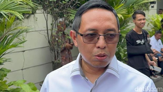 Komisaris PT Pertamina dan Eks Kepala Kantor Komunikasi Kepresidenan (PCO) Hasan Nasbi, saat dikediaman Jokowi di Kelurahan Sumber, Kecamatan Banjarsari, Kota Solo, Rabu (25/3/2026).