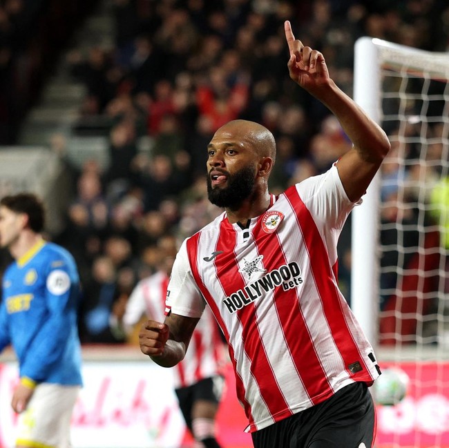 Brentford dan Bisnis Striker