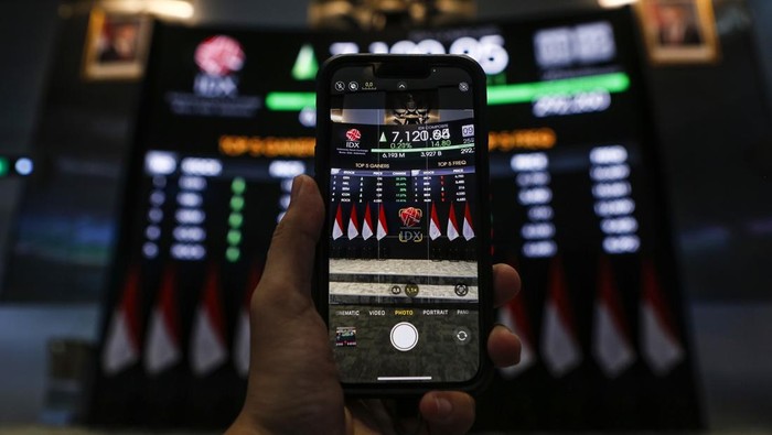 Pengunjung memotret layar yang menampilkan pergerakan Indeks Harga Saham Gabungan (IHSG) di Bursa Efek Indonesia, Jakarta, Rabu (25/3/2026). Usai libur Lebaran, IHSG sempat melemah 22,22 poin atau 0,31 persen ke level 7.084,62 dan bergerak berbalik arah menguat 1,05 persen atau naik 75 poin ke level 7.181,65 setelah beberapa menit dibuka. ANTARA FOTO/Asprilla Dwi Adha/tom.
