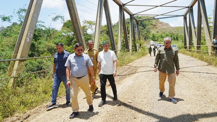 Ingkong Ala saat melakukan peninjauan jembatan. (Istimewa)