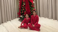 Salah kerap membagikan foto keluarganya berpose di rumah melalui media sosial. Foto itu menunjukkan ada dekorasi pohon natal di satu sisi rumah. Foto: Instagram @mosalah