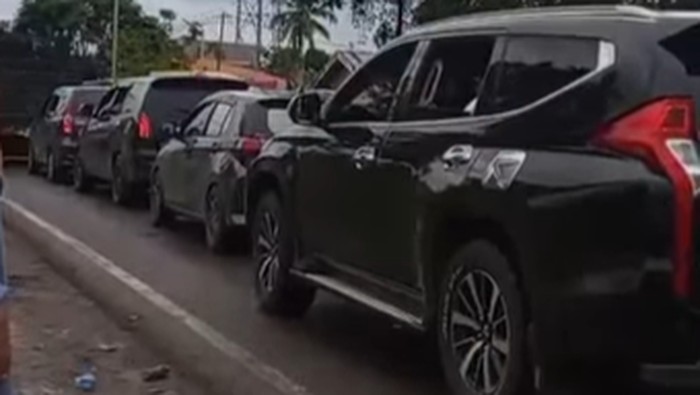 Jalan Poros Bone-Makassar di Polenro, Bone macet sejam saat arus balik mudik Lebaran.