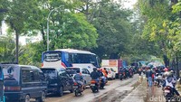 Beberapa motor tampak mogok sehingga semakin menghambat arus lalu lintas.