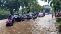 Karena laju kendaraan sangat lambat, secara tidak langsung menyebabkan penumpukan kendaraan. 