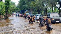 Pantauan detikJatim, genangan air di titik ini antara 20-40 sentimeter (Cm). Kendaraan dari baik roda dua dan roda empat masih tampak melintas namun harus merambat.