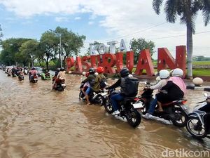 Terdampak Banjir Jalur Pantura Pasuruan Macet