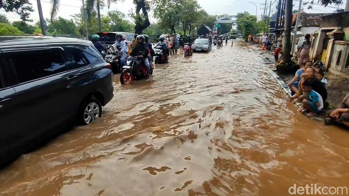 Jalur Pantura Pasuruan macet terimas banjir