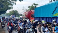 Banjir tersebut berimas kepada kemacetan kendaraan di Jalur Pantura Pasuruan.