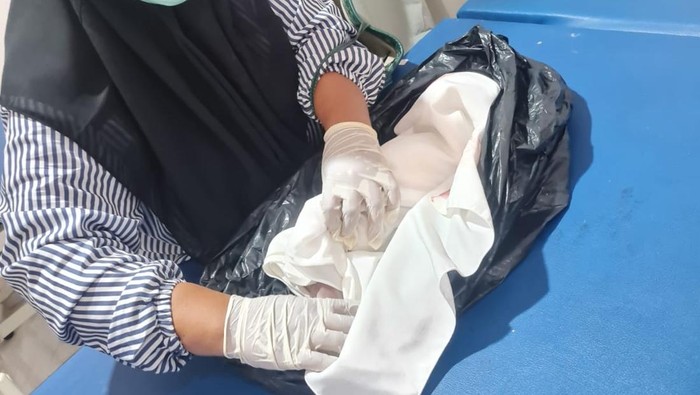 Jasad bayi terbungkus tas plastik di Desa Mojosarirejo, Driyorejo, Gresik