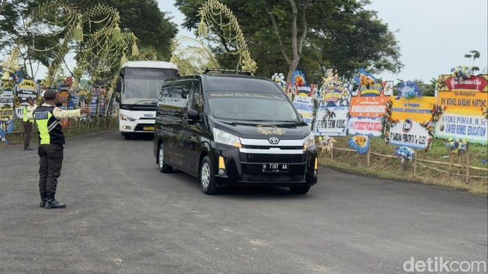 Jenazah Chairman Group Dharum Michael Bambang Hartono dimakamkan hari ini (25/3/2026) di Kompleks Pemakaman Keluarga di Rembang.