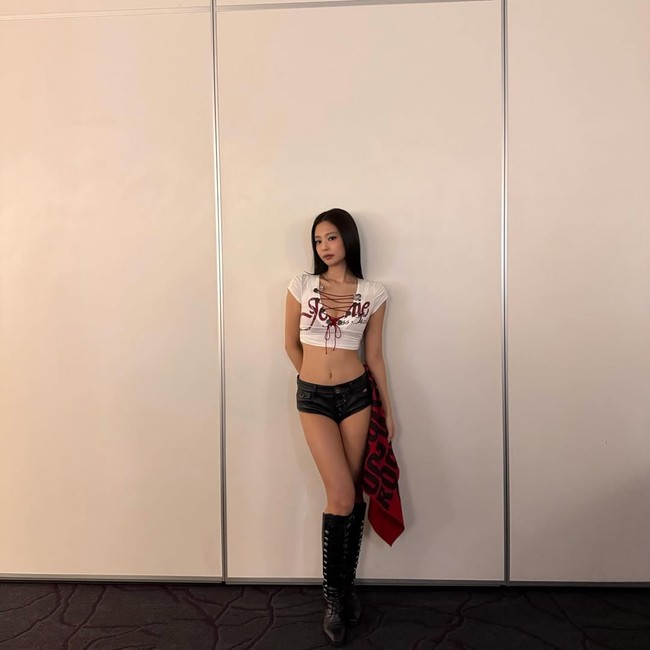 Atasan tersebut dipadukan dengan micropants kulit serta sepatu boots hitam, menciptakan gaya edgy dan berani. Tak sedikit netizen yang terpana dengan bentuk tubuhnya. Foto: dok. Instagram @jennierubyjane