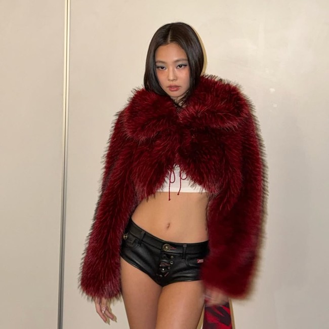 Para netizen menilai Jennie memiliki proporsi bentuk tubuh ideal, tidak terlalu kurus maupun berisi. Personel BLACKPINK itu terlihat bugar dan seksi selama pertunjukan. Foto: dok. Instagram @jennierubyjane