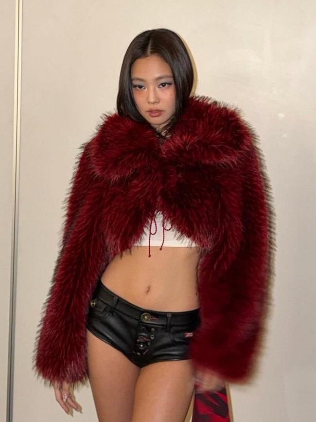 Viral Gaya Seksi Jennie BLACKPINK Pamer Perut Ramping di ComplexCon Hong Kong