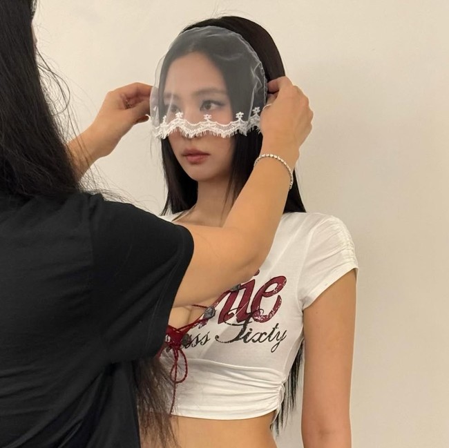 Riasan smokey eyes dengan sentuhan eyeshadow biru membuat visual Jennie semakin menawan. Usai tampil di ComplexCon Hong Kong, ia akan menjadi headliner di beberapa festival global lainnya seperti The Governors Ball Music Festival di New York, Mad Cool Festival di Spanyol, Lollapalooza di Chicago, dan Summer Sonic di Jepang. Foto: dok. Instagram @jennierubyjane