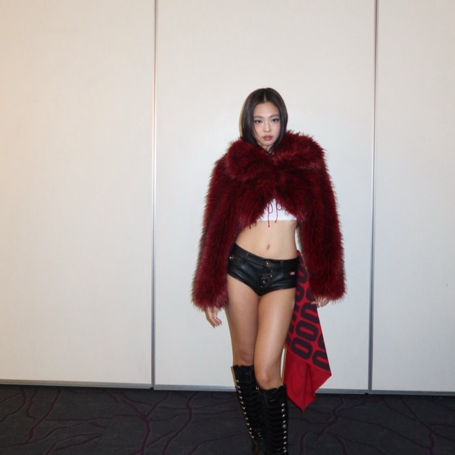 “complexcon hk ! was a gooooood night ❤️‍🔥❤️‍🔥❤️‍🔥 so much love loveeee for everyone who enjoyyed with me. THANKYOU,” tulis Jennie BLACKPINK sebagai caption. Foto: dok. Instagram @jennierubyjane