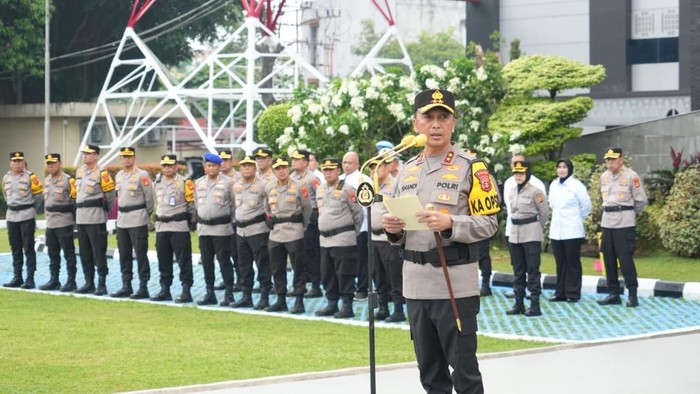 Kapolda Sumsel Irjen Sandi Nugroho memimpin apel pagi sekaligus halal bihalal di Halaman Mapolda Sumsel