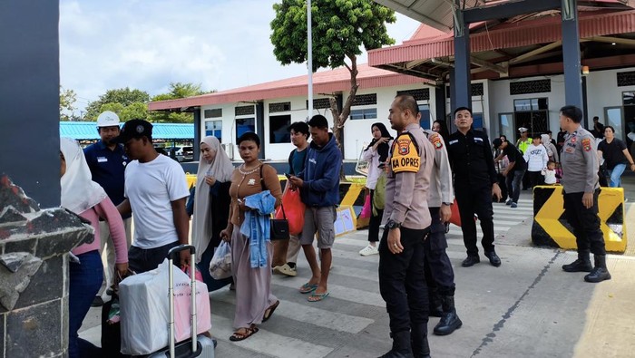 Kapolres Bangka Barat (Babar) AKBP Pradana Aditya Nugraha meninjau arus balik di Pelabuhan Tanjung Kalian Mentok, Babar.