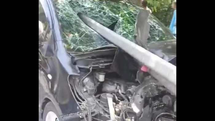 Tangkapan layar penampakan mobil tertusuk besi pembatas jalan di Bokong Semar, Bantul.