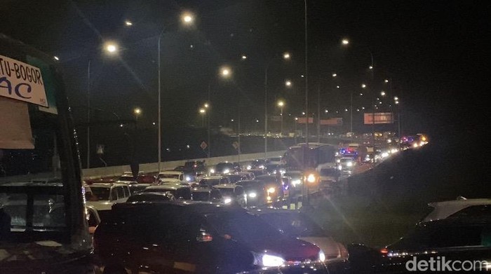 Kepadatan arus lalu lintas di jalan arteri setelah keluar dari GT Parungkuda