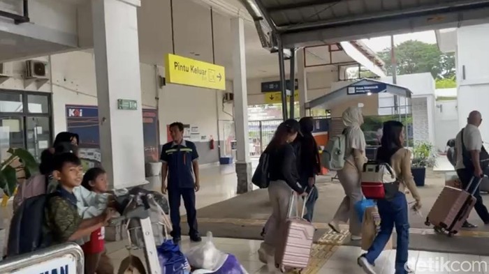 ScreenshotKepadatan pemudik di Stasiun Kertapati Palembang