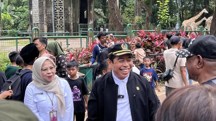 Ketua DPRD DKI Jakarta Khoirudin dan Kepala Unit Pengelola Taman Margasatwa Ragunan Endah Rumiyati