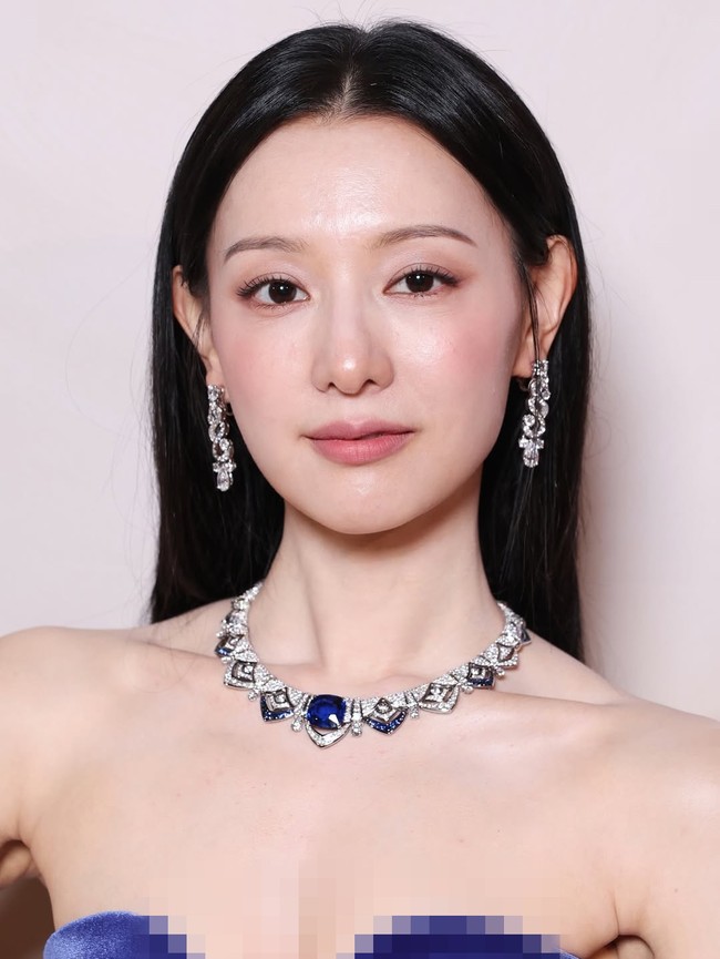 Secara khusus, penggemar menyadari Kim Ji Won mengalami penurunan berat badan. Ia terlihat beda dari biasanya. Pipinya lebih tirus, garis uratnya semakin jelas, sementara lengannya mengecil. Foto: dok. Instagram @soowonph