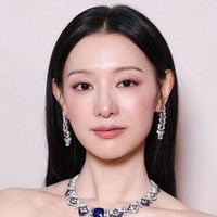 Secara khusus, penggemar menyadari Kim Ji Won mengalami penurunan berat badan. Ia terlihat beda dari biasanya. Pipinya lebih tirus, garis uratnya semakin jelas, sementara lengannya mengecil. Foto: dok. Instagram @soowonph