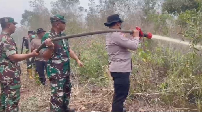 Kolaborasi anggota Polri dan TNI padamkan api di Dumai, Riau. (dok. Istimewa)