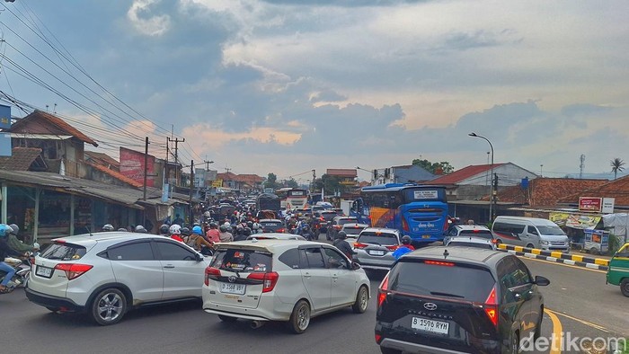 Kondisi arus lalu lintas di Jalan Raya Lingkar Barat, Nagreg, Kabupaten Bandung